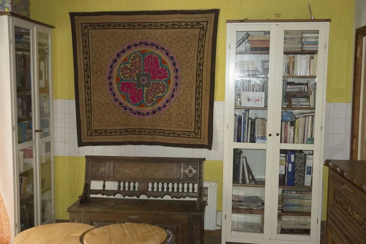 Room 2 of 10