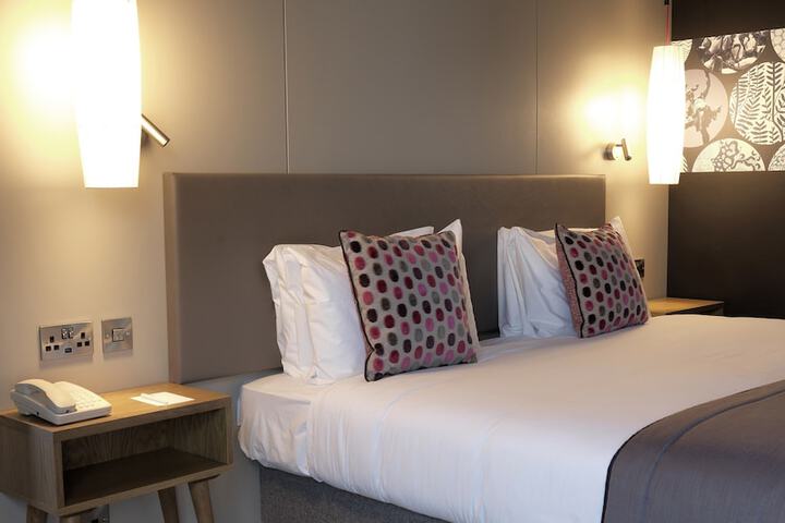 Room 2 of 137