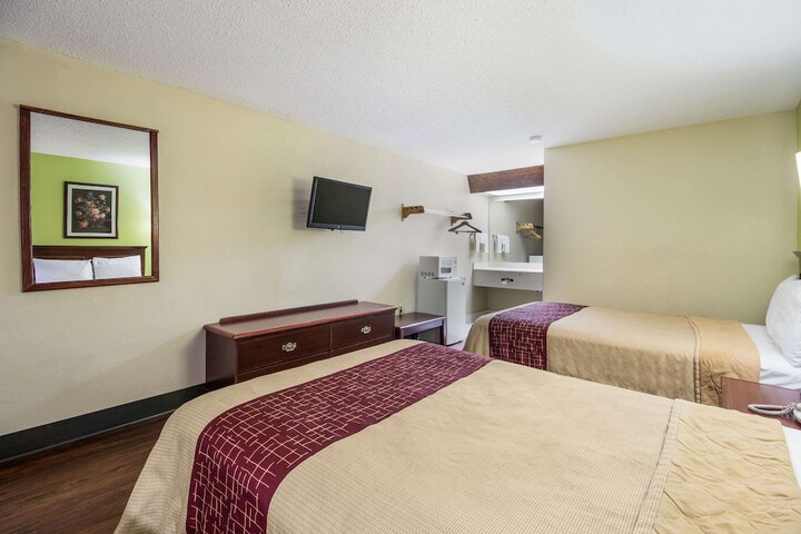 2 Double Beds (3 of 8)