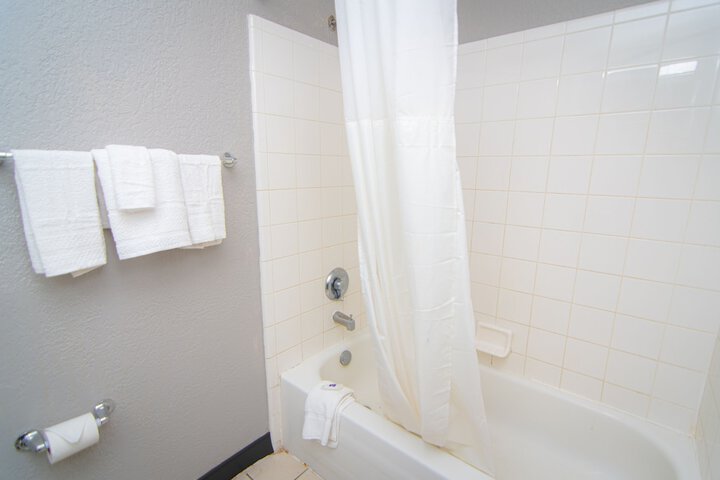 1 Queen Bed (1 of 26)