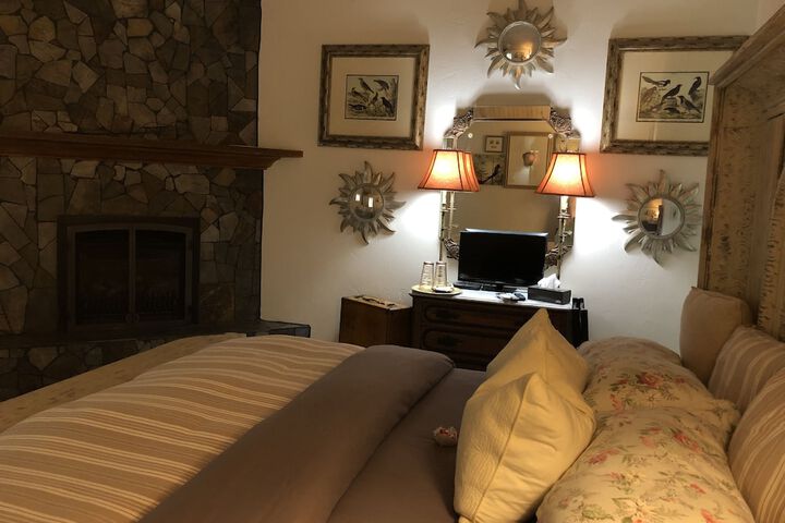 Room 6 of 102