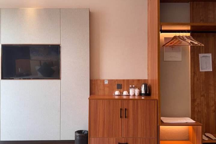 Room 4 of 10
