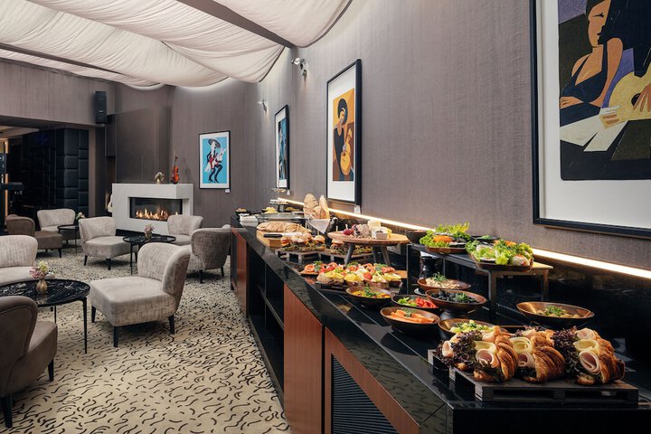 Lounge 77 of 82