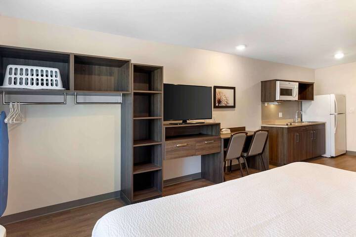 Deluxe Studio 1 King Bed (2 of 5)
