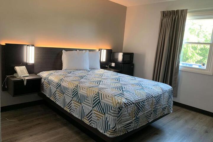 1 Queen Bed Micfridge (7 of 14)