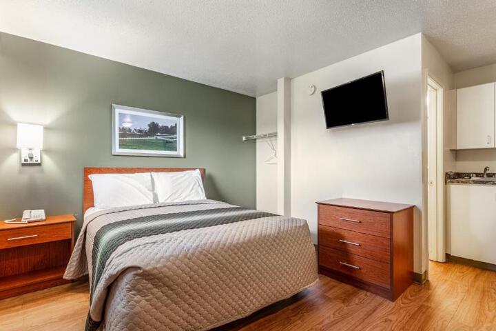 1 Queen Bed (3 of 9)