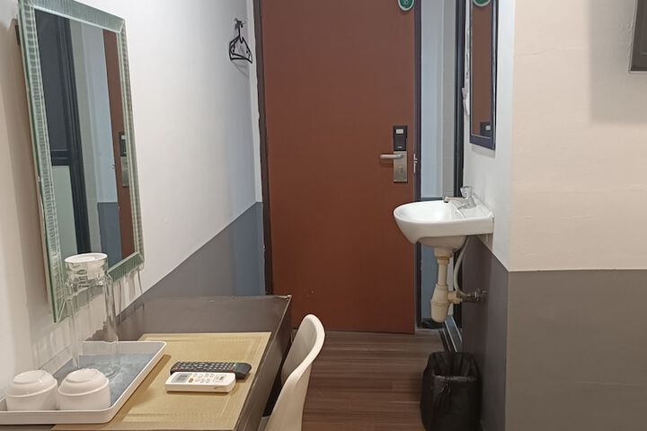 Room 10 of 20