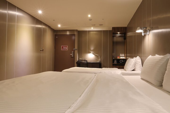 Room 27 of 53
