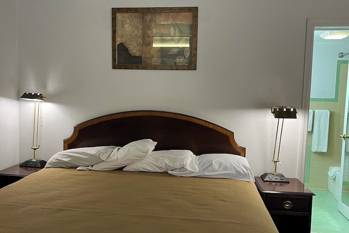 1 King Bed (12 of 27)