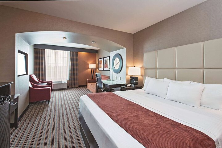 1 King Bed Executive Room (2 of 20)