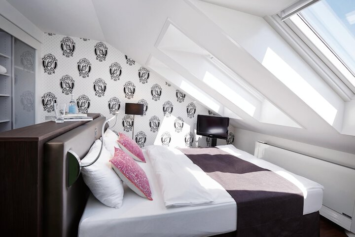 Room 43 of 77