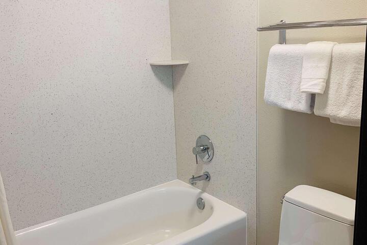 1 King Bed Desk Microwave and Refrigerator High Speed Internet Accessible Coffee Maker, Hairdryer Full Breakfast (2 of 18)