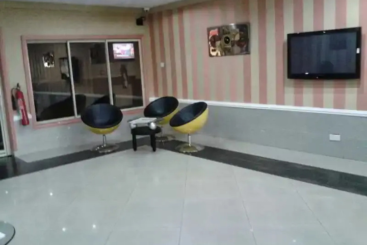 Room 4 of 7