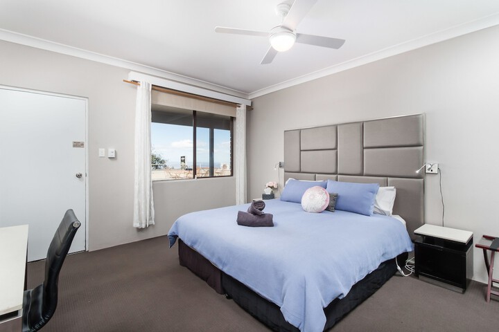 Room 10 of 18