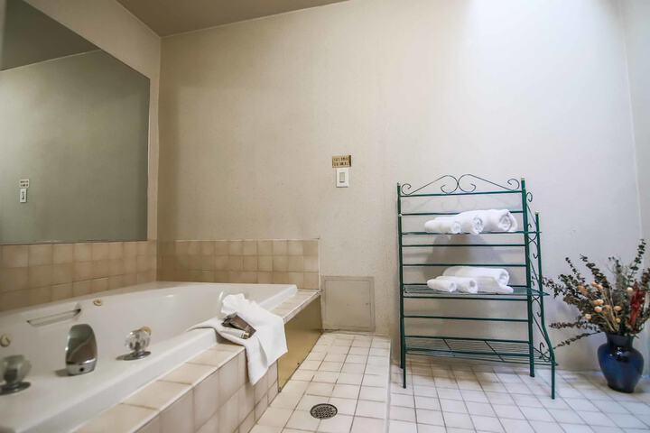 Jetted tub