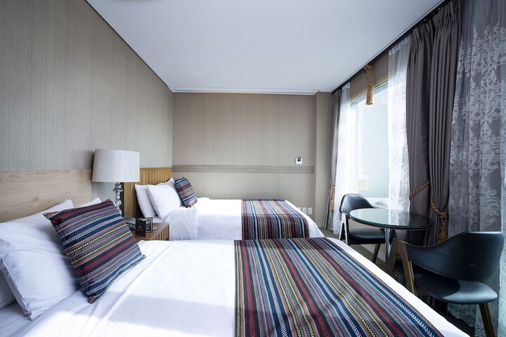 Room 9 of 33