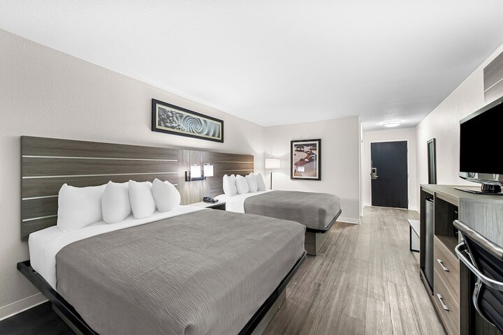 2 Queen Beds (6 of 8)