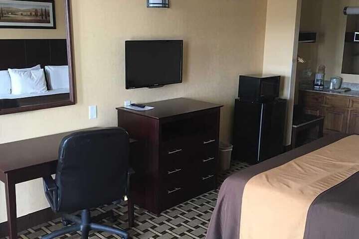 1 King Bed (5 of 8)