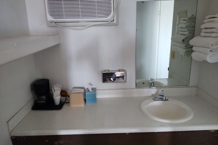 Room 5 of 8