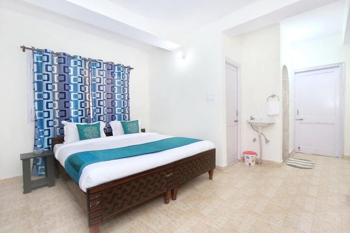 Room 2 of 2