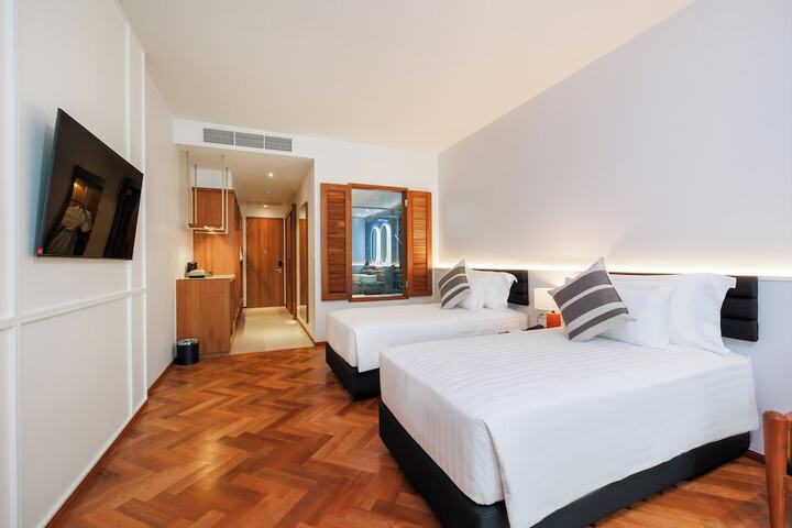 Room 28 of 104