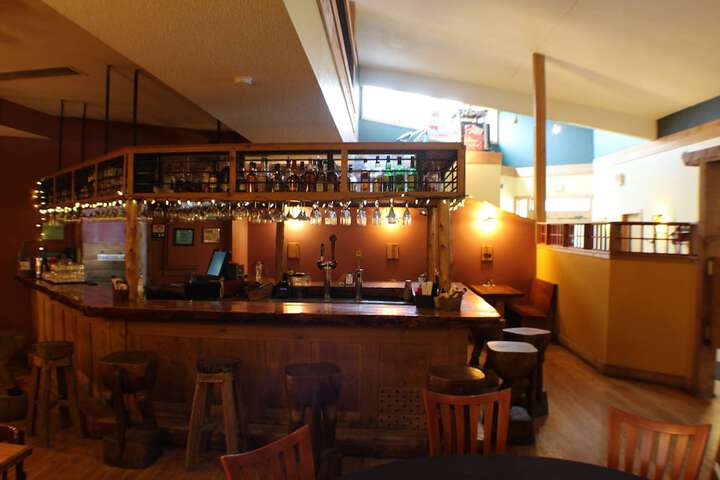 Lounge 75 of 85