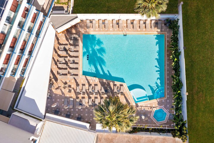 Hotel with Pool