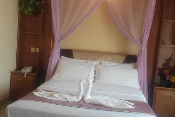 Room 4 of 28