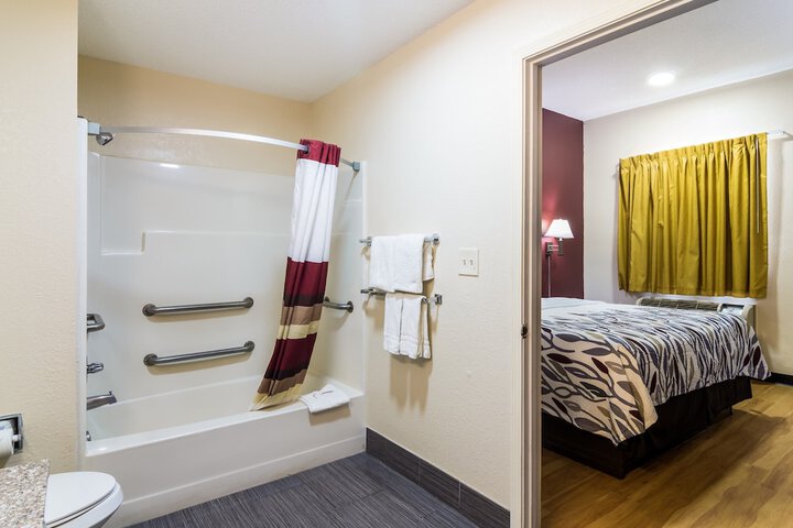 Deluxe Queen Bed (1 of 11)