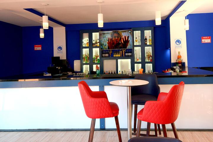 Lounge 45 of 61