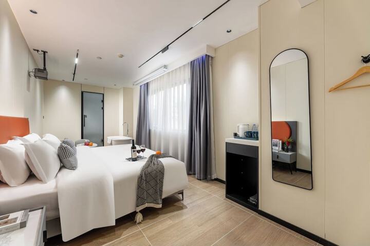 Room 6 of 13