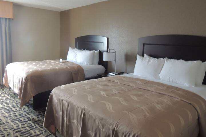 2 Queen Beds (12 of 19)