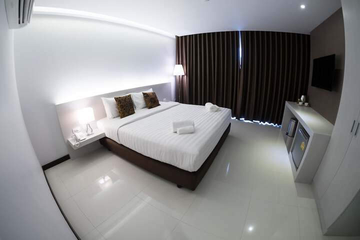 Room 11 of 32