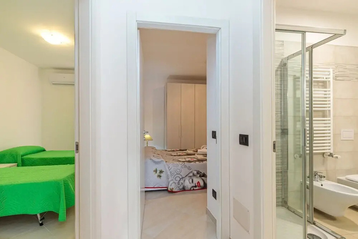 Room 11 of 21