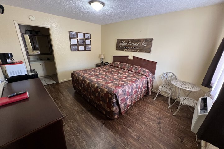 Standard Room, King or Two Doubles (5 of 7)