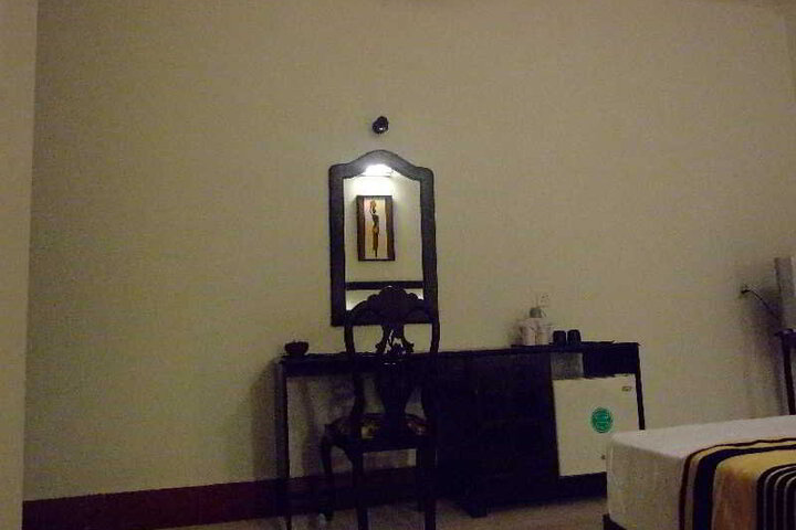 Room 9 of 10