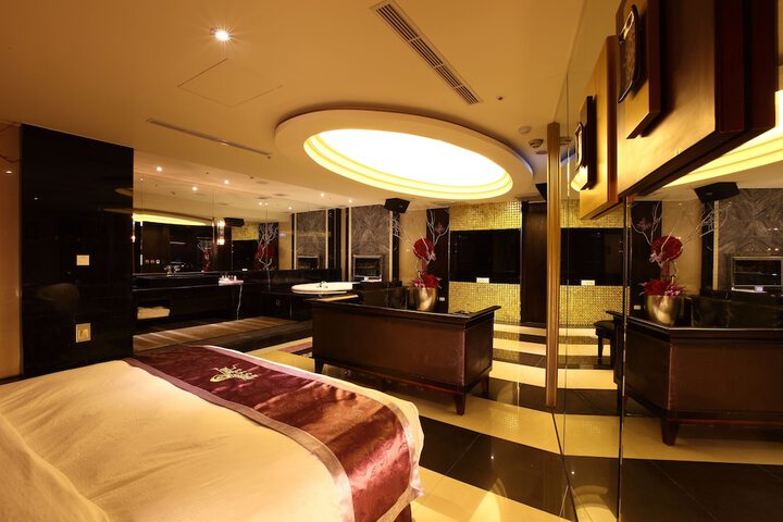 Room 16 of 32