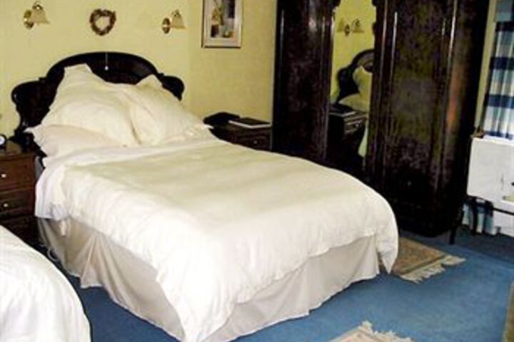 Room 6 of 9
