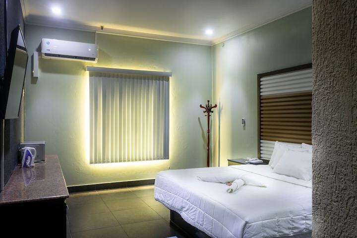Room 8 of 28
