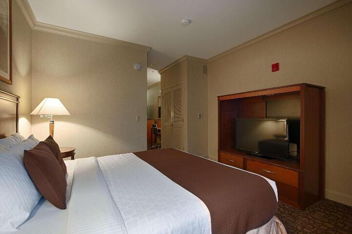 Suite 1 King Bed Microwave and Refrigerator Sofa WiFi Full Breakfast (17 of 28)