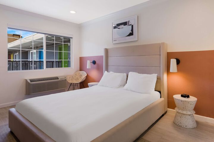 Accessible Queen Bed (8 of 18)