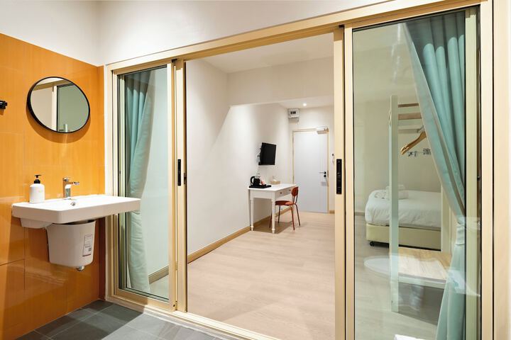 Room 10 of 65