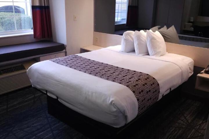 1 Queen Bed (5 of 22)