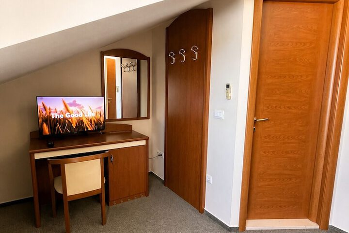 Room 8 of 22