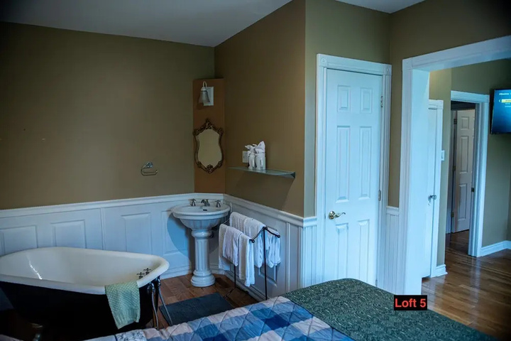 Room 6 of 16