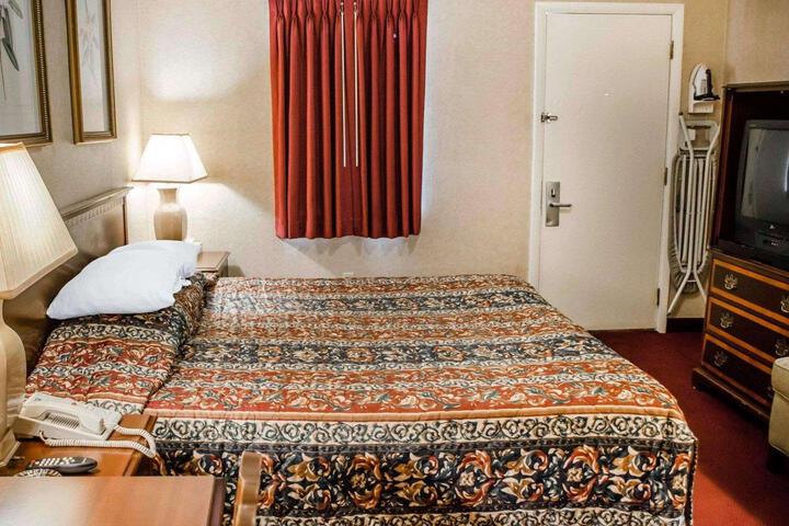 1 King Bed (5 of 15)
