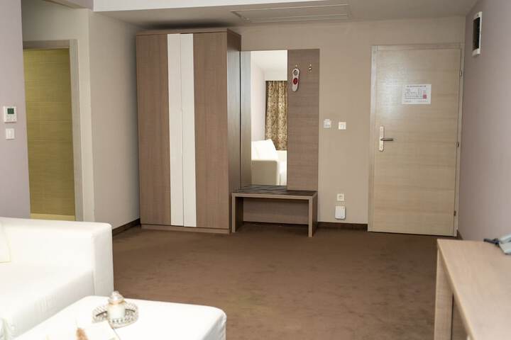 Room 10 of 25