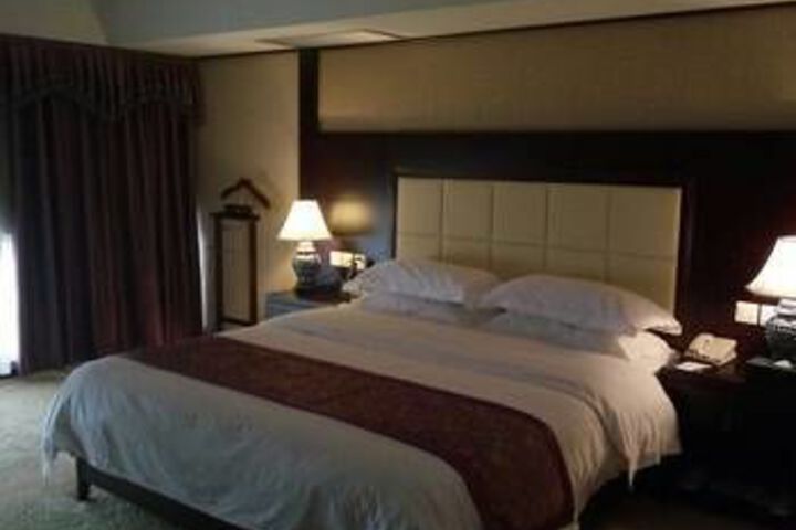 Room 7 of 9