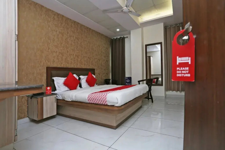 Room 4 of 9