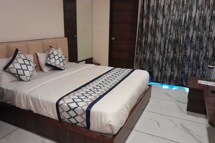 Room 14 of 33